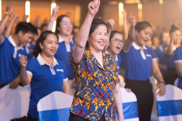 Bà Mai Kiều Liên cùng thế hệ trẻ Vinamilk, tiếp nối hành trình phát triển của doanh nghiệp trong chặng đường mới. (ẢNH: VI NAM/VNM)