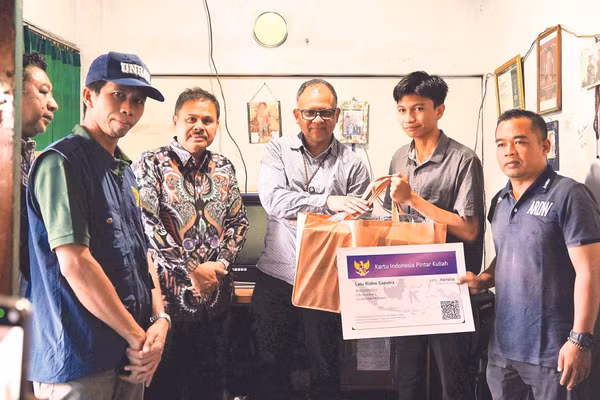 Trường đại học Universitas Mataram (UNRAM), tỉnh Tây Nusa Tenggara, Indonesia trao thẻ KIP Kuliah hỗ trợ sinh viên nghèo. (Ảnh: UNRAM)