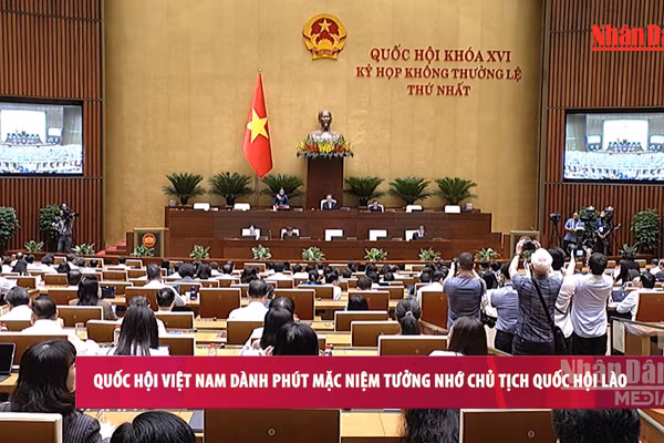[Video] Quốc hội dành một phút mặc niệm Chủ tịch Quốc hội Lào Saysomphone Phomvihane