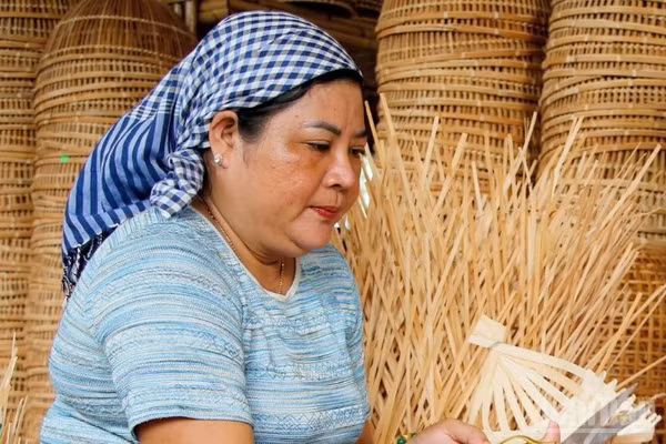 Chị Trương Thị Bạch Thuỷ, Giám đốc Hợp tác xã Mây tre đan Thủy Tuyết đang hoàn thiện sản phẩm từ tre trúc. 