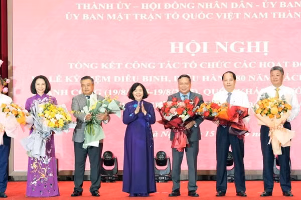 Bí thư Thành ủy Hà Nội Bùi Thị Minh Hoài tặng hoa chúc mừng các thành viên trong Ban tổ chức Lễ kỷ niệm của thành phố và các tiểu ban.