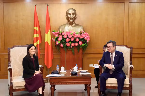 Đồng chí Nguyễn Thanh Nghị, Ủy viên Bộ Chính trị, Bí thư Trung ương Đảng, Trưởng Ban Chính sách, chiến lược Trung ương tiếp bà Jennifer Wicks, Đại sứ Hoa Kỳ tại Việt Nam. (Ảnh: Ban Chính sách, chiến lược Trung ương)