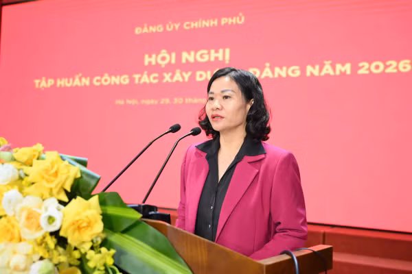 Đồng chí Nguyễn Thị Tuyến, Ủy viên Trung ương Đảng, Phó Bí thư Đảng ủy Chính phủ phát biểu tại hội nghị. (Ảnh: Thế Đại)