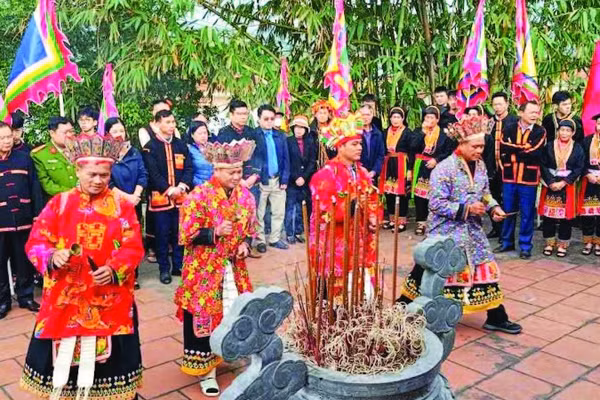 Các thầy mo thực hiện nghi lễ cúng Tổ Bàn Vương theo phong tục cổ truyền tại Miếu Bàn Vương.