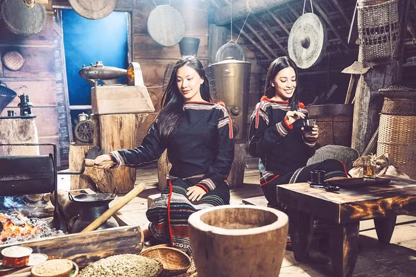 Không gian pha chế và thưởng thức cà-phê trong ngôi nhà dài truyền thống của người Ê Đê ở Buôn Ma Thuột.
