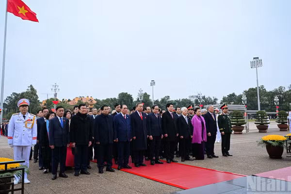 Tổng Bí thư Tô Lâm, Chủ Tịch nước Lương Cường, Thủ tướng Phạm Minh Chính, Chủ tịch Quốc hội Trần Thanh Mẫn, Thường trực Ban Bí thư Trần Cẩm Tú cùng các đồng chí lãnh đạo, nguyên lãnh đạo Đảng, Nhà nước và các đại biểu Quốc hội thành kính tưởng nhớ công lao to lớn của Chủ tịch Hồ Chí Minh