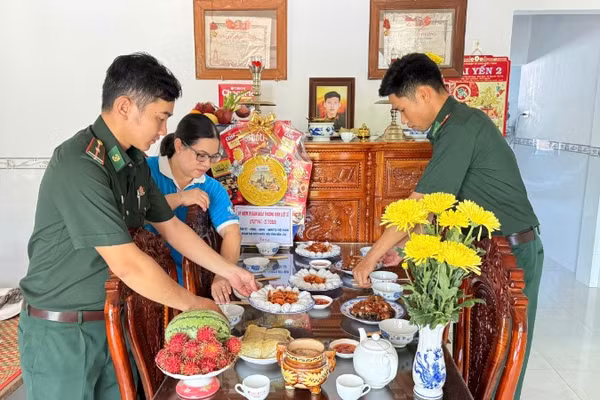 Cán bộ, chiến sĩ Đồn Biên phòng Xuân Đài chuẩn bị "Bữa cơm tri ân" tại gia đình Mẹ Việt Nam Anh hùng Trần Thị An.
