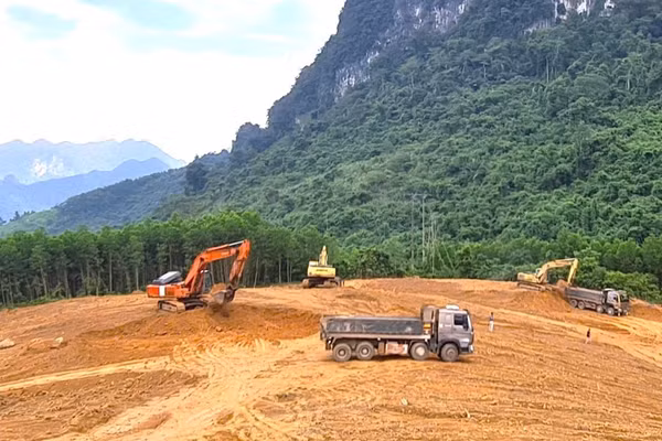 Đơn vị thi công san gạt mặt bằng để xây dựng Trường nội trú liên cấp xã Trường Sơn, tỉnh Quảng Trị tại bản Rào Tràng. (Ảnh: HG)