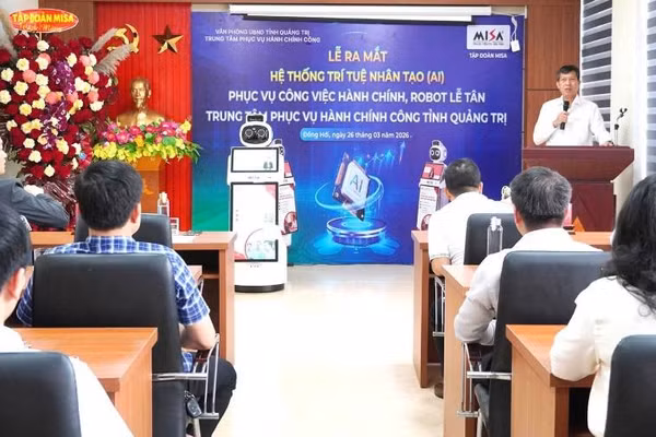 Trung tâm phục vụ hành chính công tỉnh Quảng Trị thử nghiệm robot lễ tân phục vụ hành chính công. (Ảnh: MA)