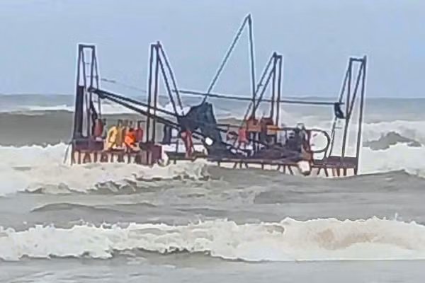 Năm công nhân trên bè khảo sát bị hư hỏng giữa sóng lớn gió to được anh Ngô Thanh Sơn cứu an toàn. (Ảnh: Công an Sen Ngư)