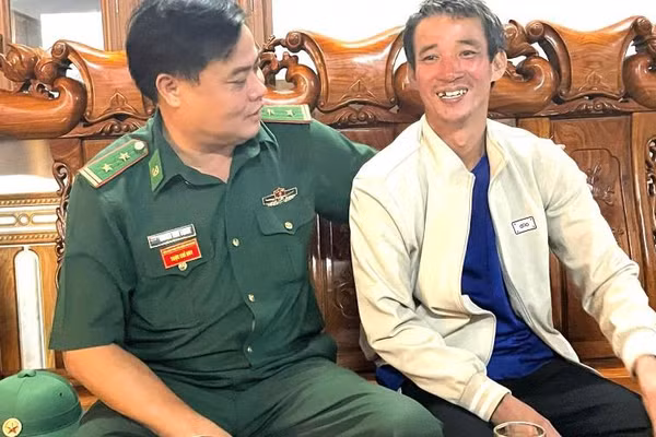 Ngư dân Nguyễn Mạnh Cường trở về nhà an toàn sau 8 giờ mất tích trên biển. (Ảnh: HN)