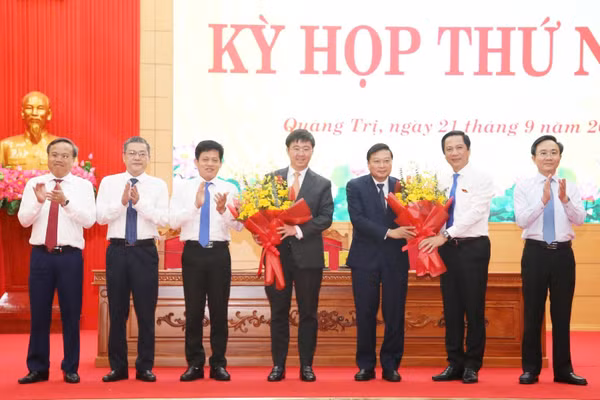 Tân Chủ tịch Ủy ban nhân dân tỉnh Quảng Trị Bùi Hoàng Phương (thứ 4 từ trái sang) nhận hoa chúc mừng. (Ảnh: HG)
