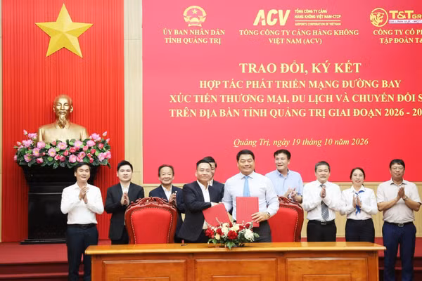 Lễ ký kết hợp tác giữa Ủy ban nhân dân tỉnh Quảng Trị với ACV và Tập đoàn T&T về xúc tiến thị trường, phát triển vận tải hàng không. (Ảnh: HG)