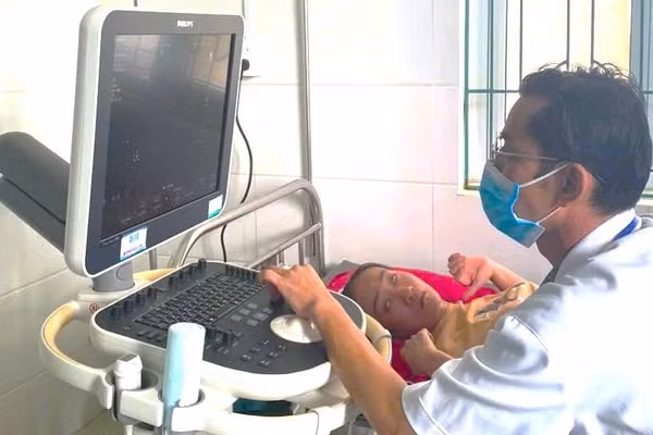 Bác sĩ Bệnh viện đa khoa khu vực Lệ Thủy, tỉnh Quảng Trị siêu âm, kiểm tra sức khỏe cho người dân. (Ảnh: HG)
