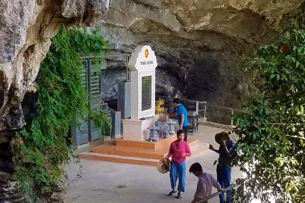 Di tích lịch sử quốc gia Hang Lèn Hà, xã Tuyên Lâm, nơi 13 cán bộ, chiến sĩ Trạm thông tin A69 đã anh dũng hy sinh (Ảnh:HG)