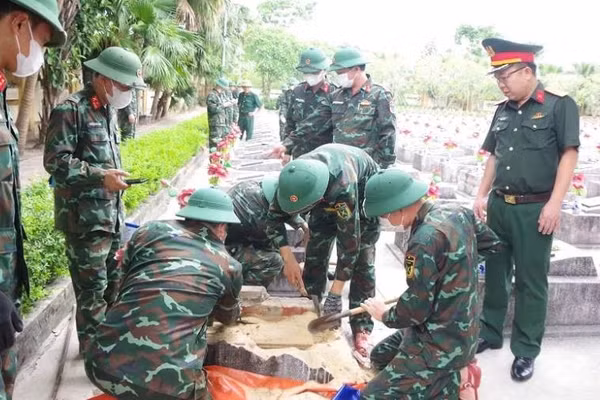 Lực lượng chức năng thực hiện lấy mẫu tại nghĩa trang Ba Dốc, tỉnh Quảng Trị. (Ảnh: QS)