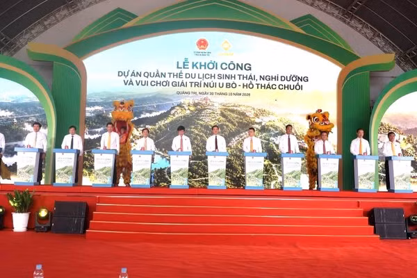 Các đại biểu thực hiện nghi thức khởi công dự án du lịch lớn nhất tỉnh Quảng Trị do Tập đoàn Sun Group đầu tư. (Ảnh: HG)