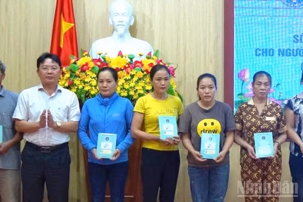 Trao tặng thẻ bảo hiểm y tế cho hộ nghèo tại tỉnh Quảng Trị. (Ảnh: Hương Giang)