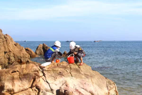 Cán bộ chức năng của Sở Nông nghiệp và Môi trường Quảng Trị lấy mẫu nước biển khu vực Đá Nhảy để phân tích, đánh giá chất lượng nước. (Ảnh: HG)