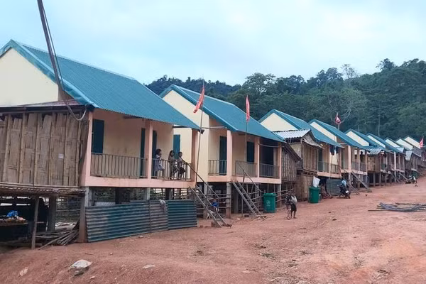 Khu tái định cư phòng, chống thiên tai ở bản Ban, xã Thượng Trạch, tỉnh Quảng Trị vừa được xây dựng khang trang, hạ tầng đồng bộ bên đường 20 Quyết Thắng. (Ảnh: HG)