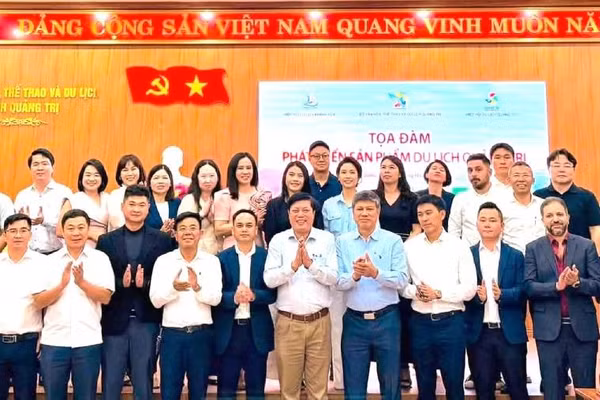 Đại biểu ngành du lịch, doanh nghiệp lữ hành Quảng Trị và Khánh Hòa chụp ảnh lưu niệm tại "Tọa đàm phát triển sản phẩm du lịch Quảng Trị". (Ảnh: DL) 