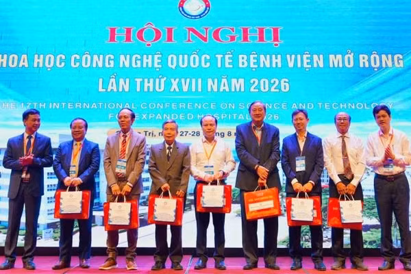 Ban tổ chức tặng quà cho các đại biểu tham dự hội nghị. (Ảnh: HƯƠNG GIANG)