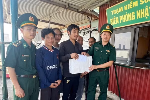 Đồn Biên phòng Nhật Lệ tặng quà, động viên 5 ngư dân tỉnh Nghệ An (Ảnh: AQ)