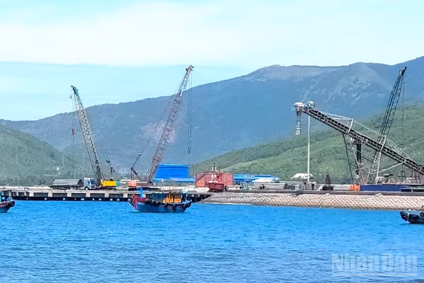Cầu cảng số 2-bến cảng PTSC Hòn La được xây dựng tiếp giáp phía thượng lưu cầu cảng số 1 hiện nay. (Ảnh: HƯƠNG GIANG)