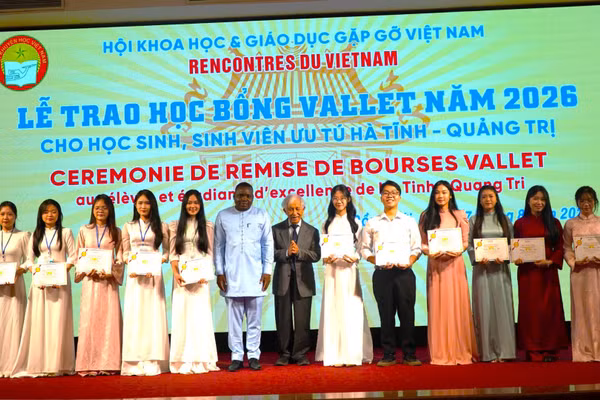 Đại diện Hội Khoa học và Giáo dục Gặp gỡ Việt Nam và Quỹ Vallet tại Cộng hòa Pháp trao học bổng cho các em sinh viên ưu tú của 2 tỉnh Quảng Trị và Hà Tĩnh . (Ảnh: HƯƠNG GIANG)