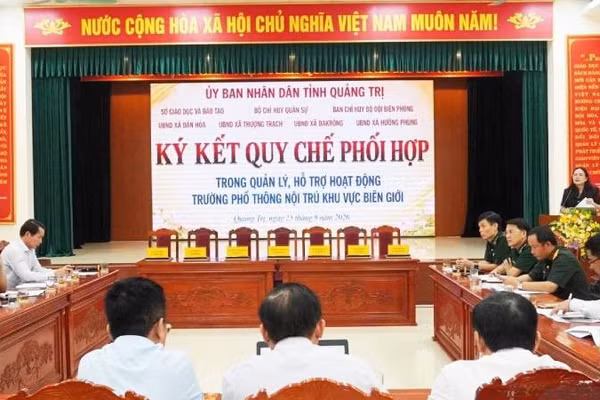 Sở Giáo dục và Đào tạo Quảng Trị tổ chức ký quy chế phối hợp với các đơn vị, địa phương về phối hợp quản lý, hỗ trợ hoạt động các trường phổ thông nội trú liên cấp khu vực biên giới. (Ảnh: HOÀNG PHÚC)