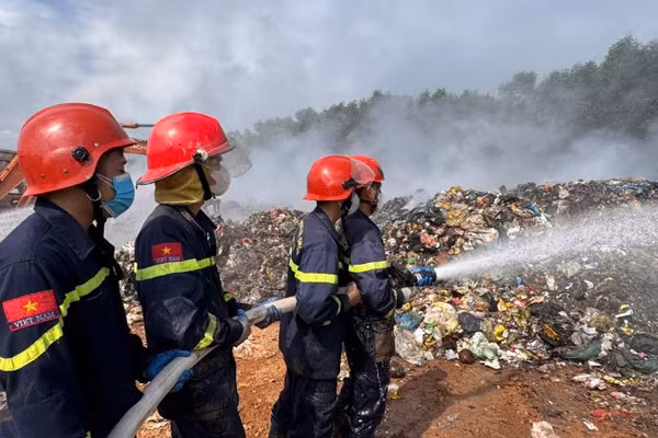 Lực lượng Cảnh sát phòng cháy chữa cháy Công an tỉnh Quảng Trị phun nước dập lửa vụ cháy bãi rác bãi rác Trường Thủy, xã Trường Phú trong tháng 5 vừa qua. 