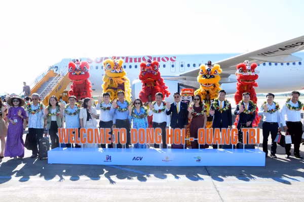 Tỉnh Quảng Trị đón chuyến bay đầu tiên trên đường bay Cam Ranh-Đồng Hới. (Ảnh: HƯƠNG GIANG)