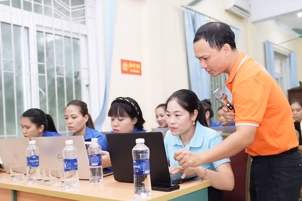 Tập huấn về chuyển đổi số cho cán bộ, đoàn viên xã Tuyên Lâm, tỉnh Quảng Trị. (Ảnh: HG)