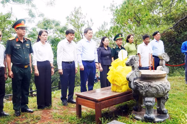 Đoàn đại biểu lãnh đạo tỉnh Quảng Trị dâng hương, dâng hoa tưởng niệm Đại tướng Võ Nguyên Giáp tại Vũng Chùa, xã Phú Trạch. (Ảnh: DIỆP ĐỒNG)