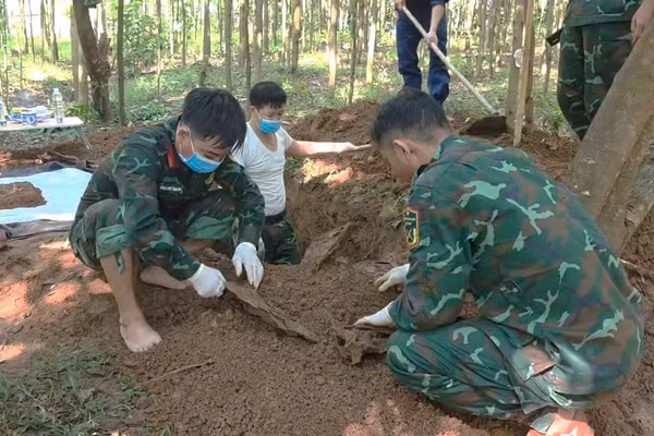 Đội Quy tập 589, Phòng Chính trị, Bộ Chỉ huy Quân sự tỉnh Quảng Trị tìm kiếm, phát hiện và cất bốc 2 hài cốt liệt sĩ tại bản Bãi Dinh, xã Dân Hóa. (Ảnh: CTV)