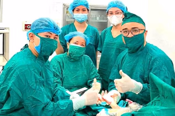 Ê-kíp của Bệnh viện đa khoa khu vực Bắc Quảng Trị tiến hành phẫu thuật cấp cứu, điều trị tổn thương nặng bàn tay cháu bé (Ảnh: Bệnh viện cung cấp)