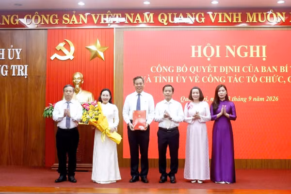 Bí thư Tỉnh ủy Quảng Trị Nguyễn Văn Phương trao quyết định, tặng hoa chúc mừng Ban Thường vụ Đảng ủy Hội đồng nhân dân tỉnh khóa I, nhiệm kỳ 2025-2030. (Ảnh: TG)