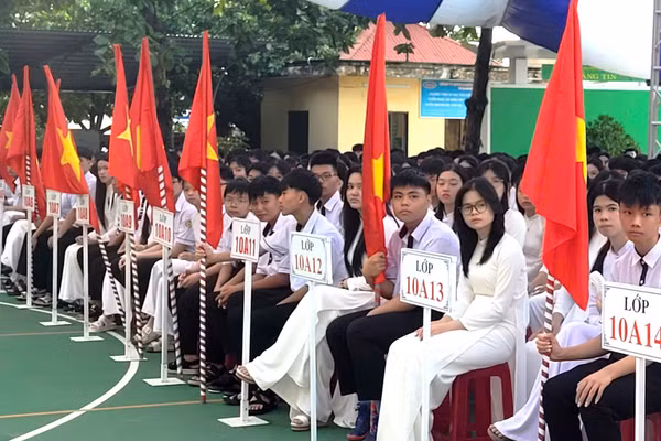 Học sinh Trường trung học phổ thông Phan Đình Phùng, tỉnh Quảng Trị chỉnh tề theo hàng lối chờ kết nối lễ khai giảng năm học mới với các điểm cầu cả nước. (Ảnh: HG)