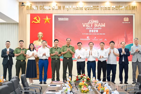 Các đại biểu tại Lễ công bố Hoạt động đi bộ toàn quốc "Cùng Việt Nam tiến bước" năm 2026.