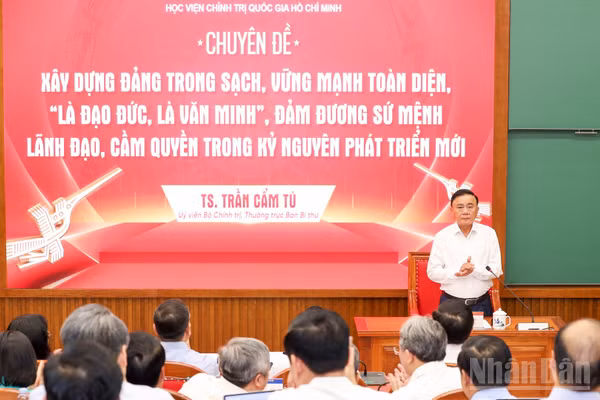 Đồng chí Trần Cẩm Tú, Ủy viên Bộ Chính trị, Thường trực Ban Bí thư truyền đạt Chuyên đề “Xây dựng Đảng trong sạch, vững mạnh toàn diện, 'là đạo đức, là văn minh' đảm đương sứ mệnh lãnh đạo, cầm quyền trong Kỷ nguyên phát triển mới” với các học viên Lớp bồi dưỡng, cập nhật kiến thức đối với Ủy viên Ban Chấp hành Trung ương Đảng khóa XIV (Lớp thứ nhất).