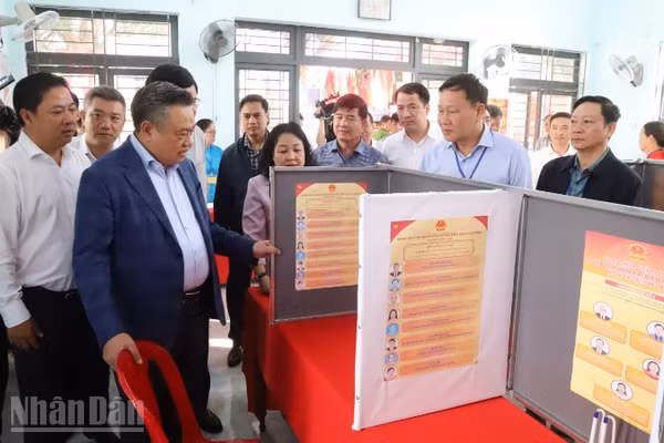 Đồng chí Trần Sỹ Thanh và đoàn giám sát kiểm tra thực tế điểm bầu cử tại khu vực bỏ phiếu số 38, Tổ dân phố 5 Tự An, phường Buôn Ma Thuột.