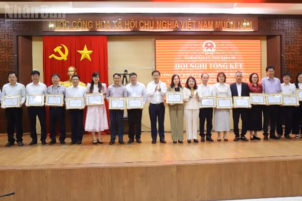 Các tập thể nhận Bằng khen của Ủy ban nhân dân tỉnh Đắk Lắk vì có thành tích xuất sắc trong công tác bầu cử.