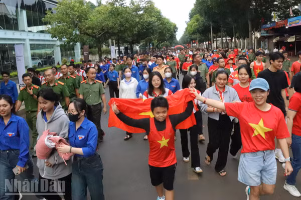 Các lực lượng tham gia đi bộ trong chương trình "Cùng Việt Nam tiến bước" năm 2025 tại Đắk Lắk. (Ảnh: NGUYỄN CÔNG LÝ)