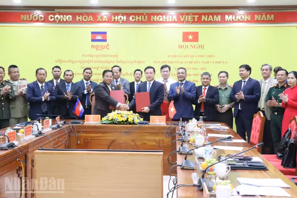 Lãnh đạo hai tỉnh Đắk Lắk và Mondulkiri ký kết hợp tác giai đoạn 2026 - 2030. (Ảnh: Nguyễn Công Lý).