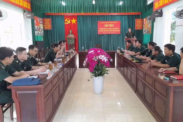 Quang cảnh gặp mặt, tuyên dương Thiếu tá Vũ Lý Huỳnh. (Ảnh: Xuân Điền)