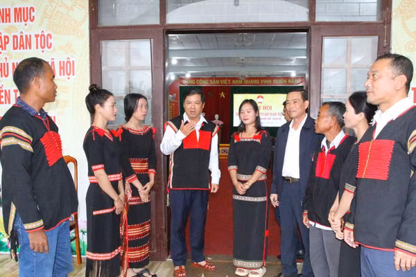 Đồng chí Lương Nguyễn Minh Triết, Ủy viên Trung ương Đảng, Bí thư Tỉnh ủy Đắk Lắk, Trưởng đoàn đại biểu Quốc hội tỉnh Đắk Lắk (người đứng thứ 4 từ trái sang) thăm, động viên đồng bào dân tộc thiểu số xã Cư Pui. (Ảnh: Nguyễn Công Lý)