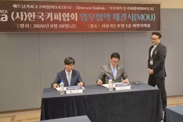 Ông Choi Joo Ho, Chủ tịch Hiệp hội Cà-phê Hàn Quốc và ông Lê Đức Huy, Phó Chủ tịch Hiệp hội Cà phê, Ca cao Việt Nam, Phó Chủ tịch Hiệp hội Cà-phê Buôn Ma Thuột, Chủ tịch Hội đồng thành viên Simexco DakLak ký kết Biên bản ghi nhớ hợp tác. (Ảnh: CTV).