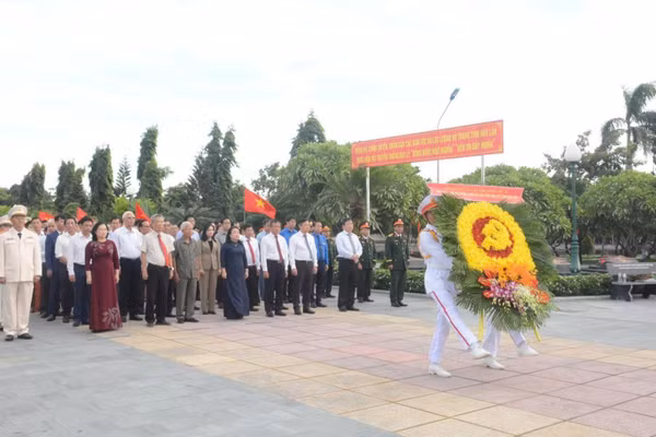 Các đồng chí Thường trực Tỉnh ủy, Hội đồng nhân dân, Ủy ban nhân dân, Ủy ban Mặt trận Tổ quốc Việt Nam tỉnh Đắk Lắk và các địa phương dâng hương tưởng nhớ công ơn các anh hùng liệt sĩ tại lễ truy điệu. (Ảnh: CTV)