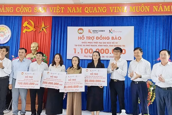 Đại diện Quỹ Khởi sự từ tâm và Tập đoàn Kim Oanh trao kinh phí hỗ trợ khắc phục hậu quả bão số 10 tại Quảng Trị.