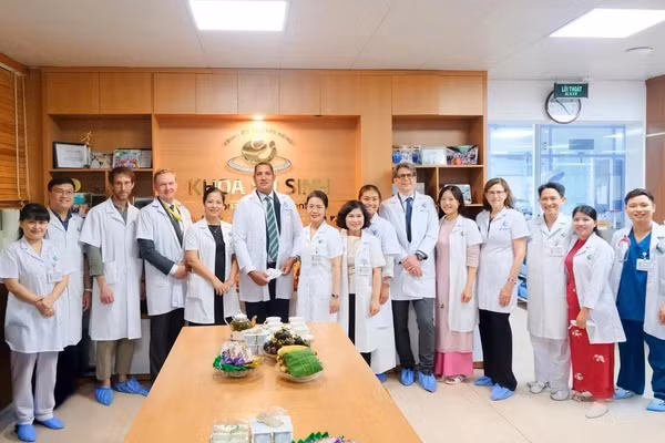 Đại sứ Thụy Điển tại Việt Nam Johan Ndisi đến thăm Bệnh viện Phụ Sản Hà Nội và chứng kiến lễ ký kết biên bản ghi nhớ hợp tác giữa bệnh viện với Viện Karolinska (Thụy Điển), hướng tới nâng cao chất lượng chăm sóc sức khỏe bà mẹ và trẻ sơ sinh, đặc biệt là trẻ sinh non. (Ảnh: Đại sứ quán Thụy Điển tại Việt Nam)